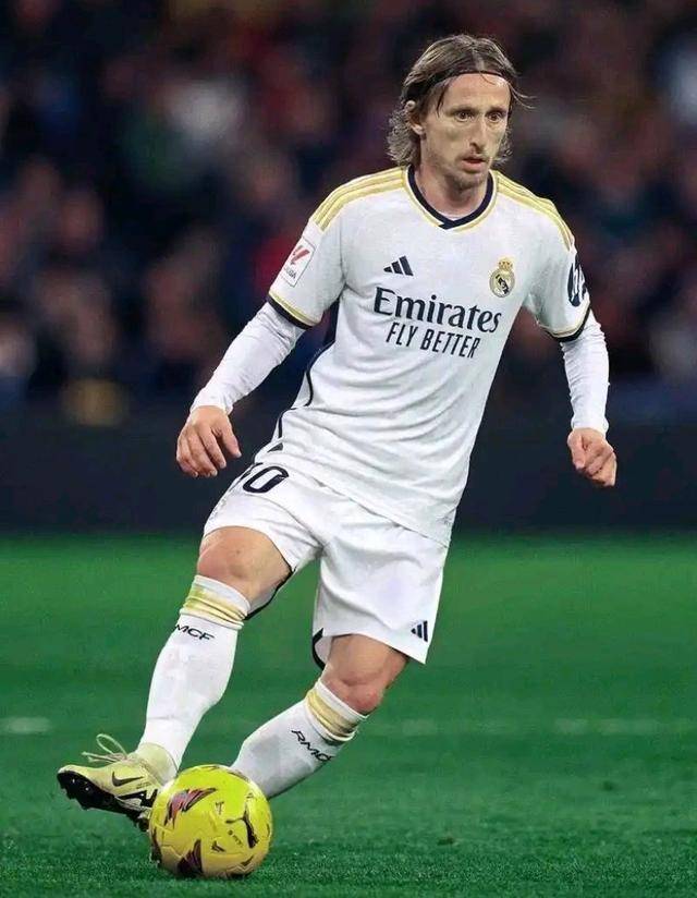 大谷翔平宣布将向日本全国 2 万所小学捐赠 6 万只手套，推广棒球运动